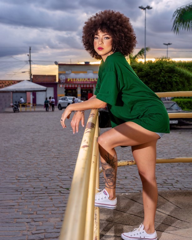 modelo apoiada na marquise