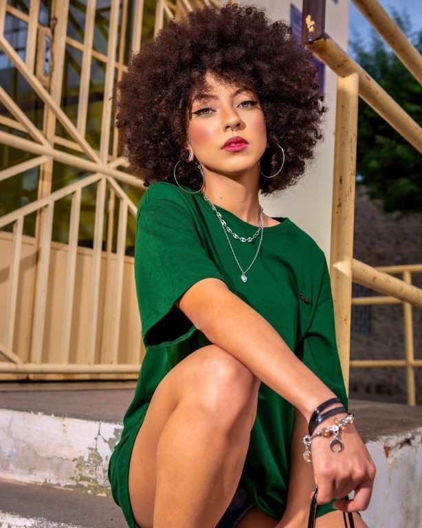 sentada na escadaria