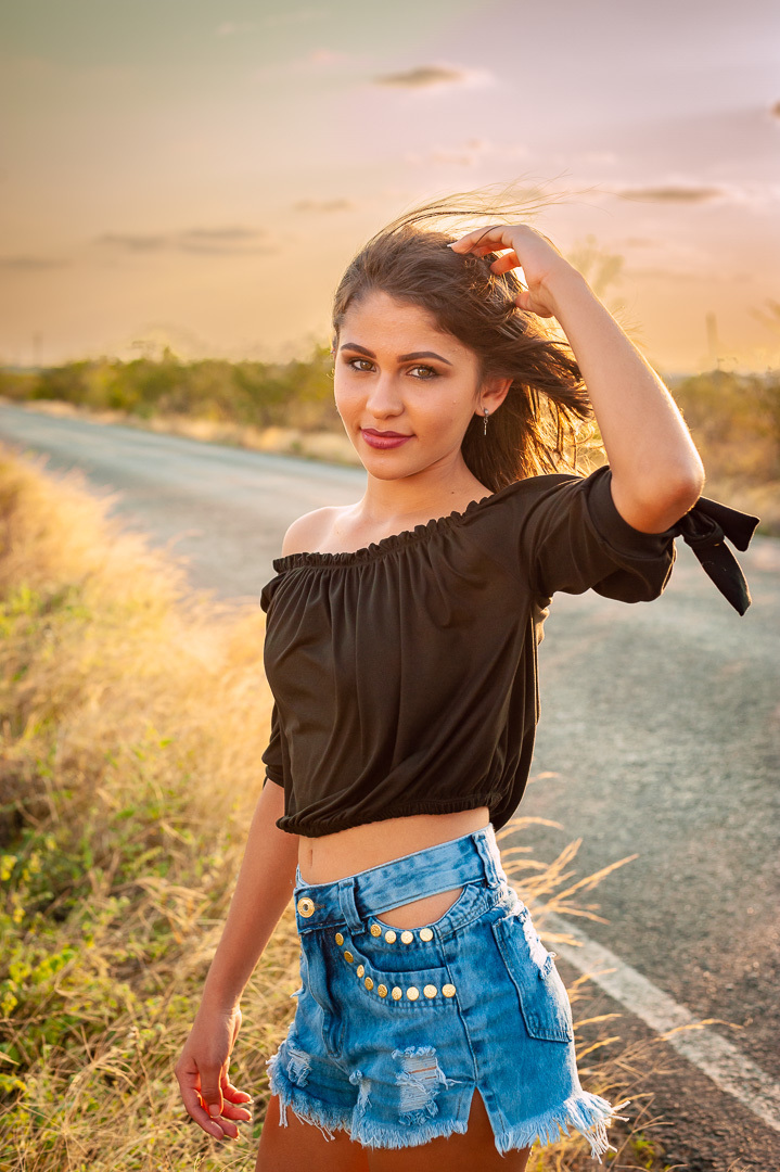Retratos, Fotos de meninas, Ensaio de 15 anos , Fotografia individual , Quijingue Bahia Fotógrafo de moda modelo no por do sol
