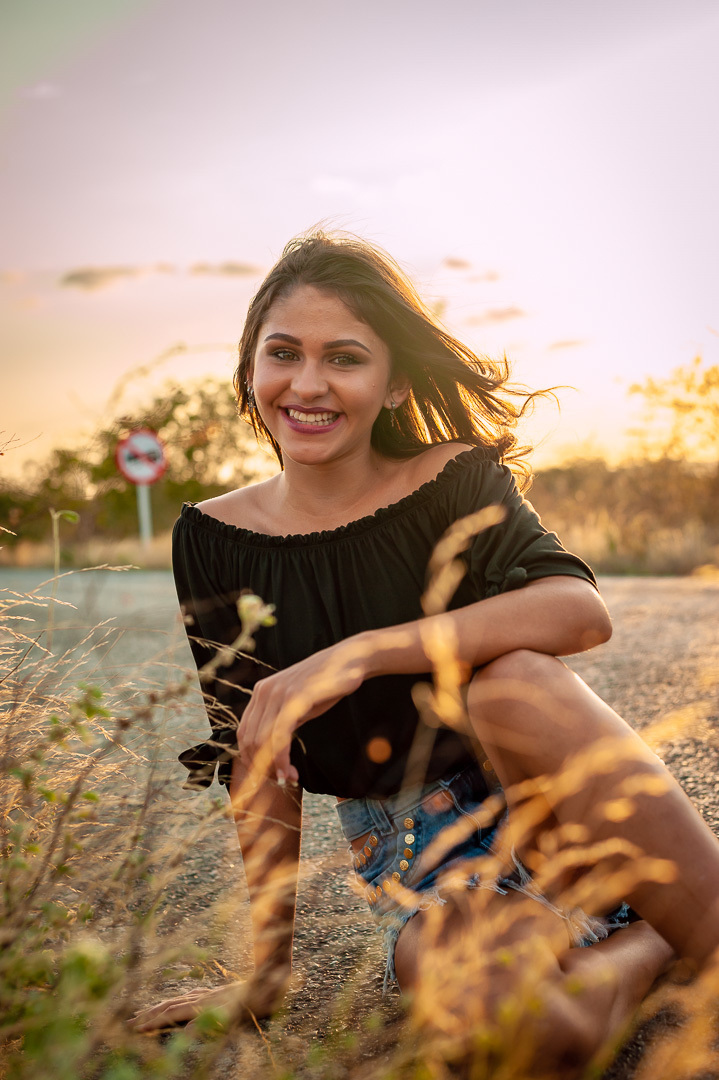 Retratos, Fotos de meninas, Ensaio de 15 anos , Fotografia individual , Quijingue Bahia Fotógrafo de moda sentada na pista ao por do sol
