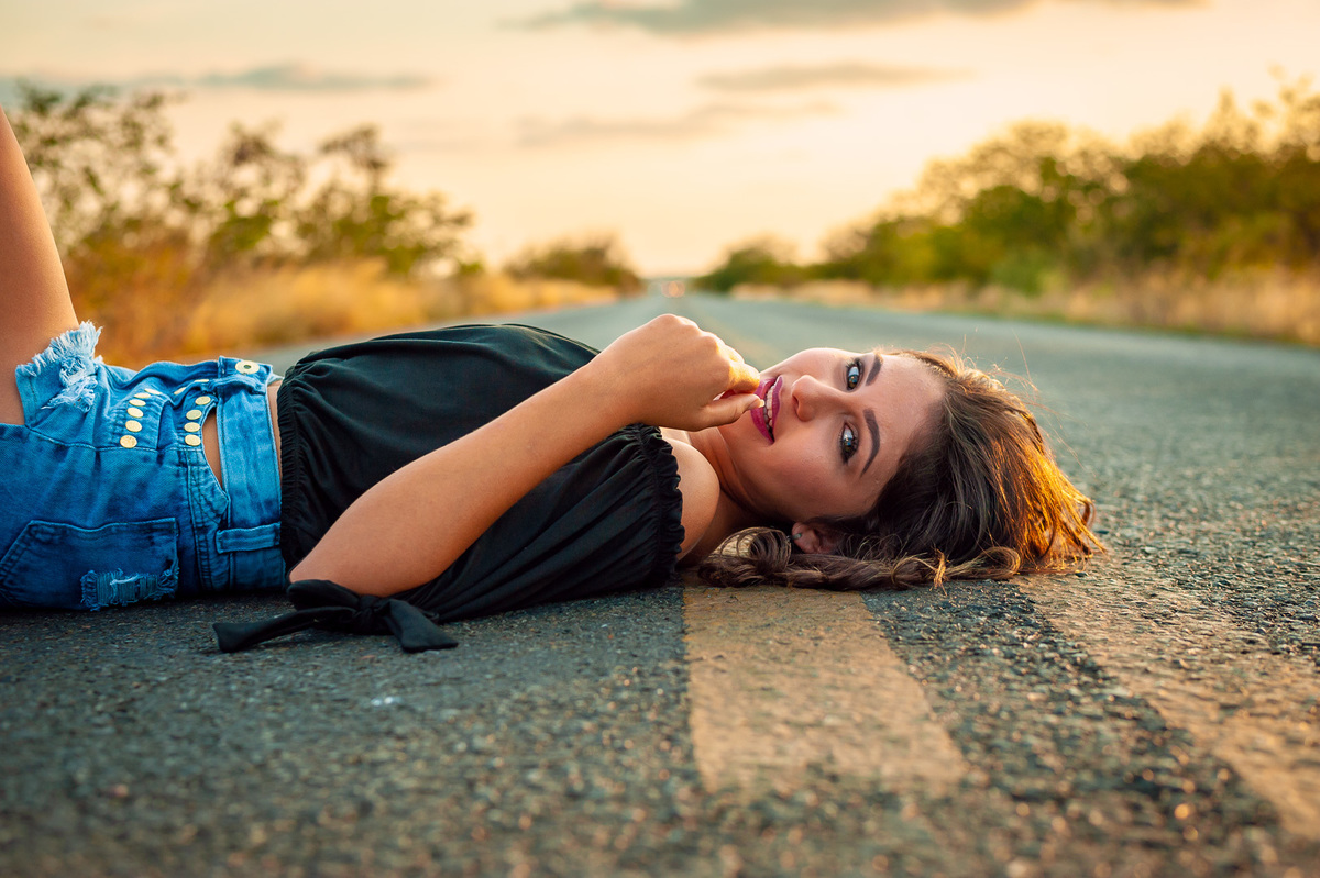 Retratos, Fotos de meninas, Ensaio de 15 anos , Fotografia individual , Quijingue Bahia Fotógrafo de moda deitada na pista