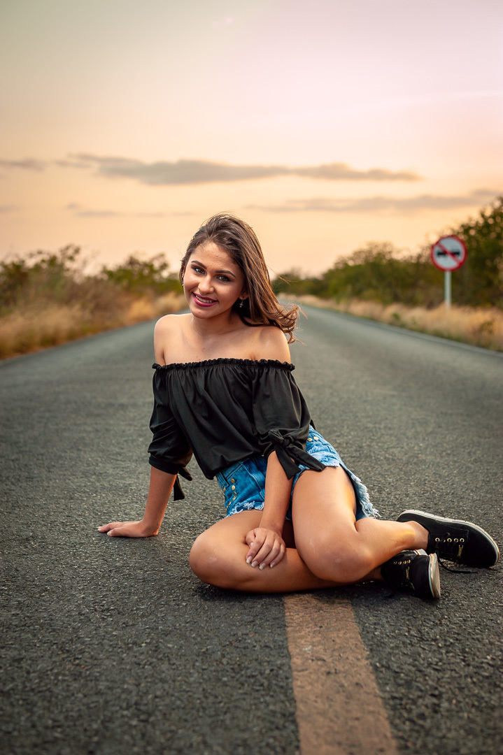 Retratos, Fotos de meninas, Ensaio de 15 anos , Fotografia individual , Quijingue Bahia Fotógrafo de moda sentada na pista