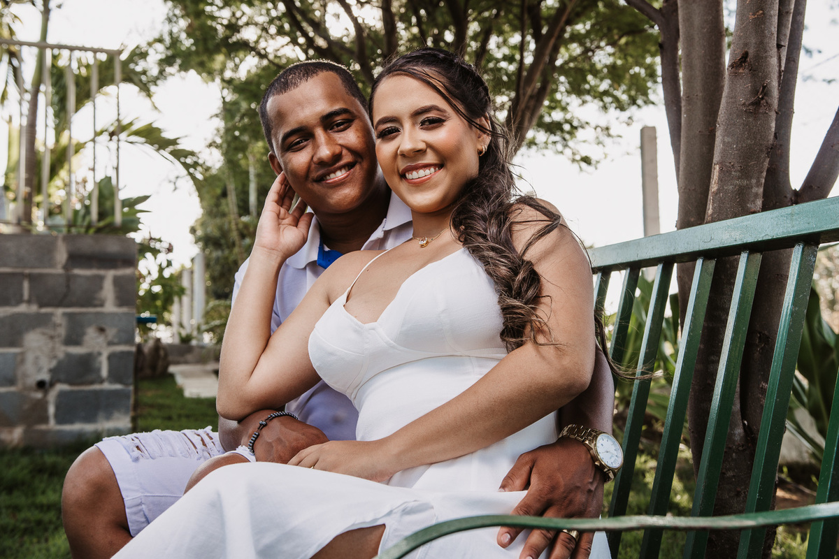 casal sentado em banco