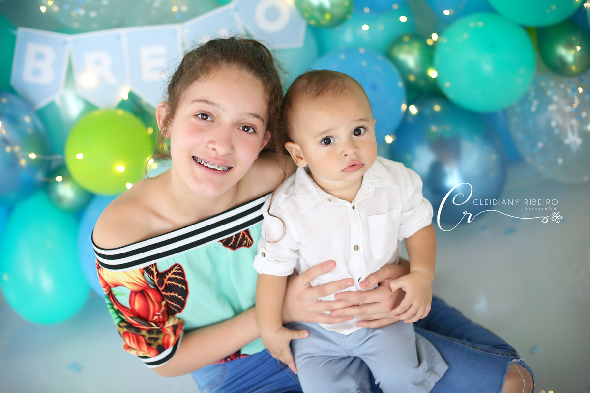 smash-bolo-ensaiodobolo-bexigas-smash the cake- 1 ano - cleidiany ribeiro-melhor smash-fotógrafa granja viana-ensaios-bebê-breno-12meses-foto-amassando o bolo-familia-menino-verde e azul-ensaiodiferente-ensaio com banho-granja viana- festa infantil