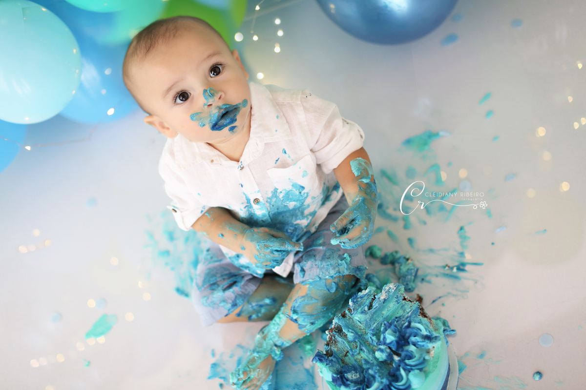 smash-bolo-ensaiodobolo-bexigas-smash the cake- 1 ano - cleidiany ribeiro-melhor smash-fotógrafa granja viana-ensaios-bebê-breno-12meses-foto-amassando o bolo-familia-menino-verde e azul-ensaiodiferente-ensaio com banho-granja viana- festa infantil