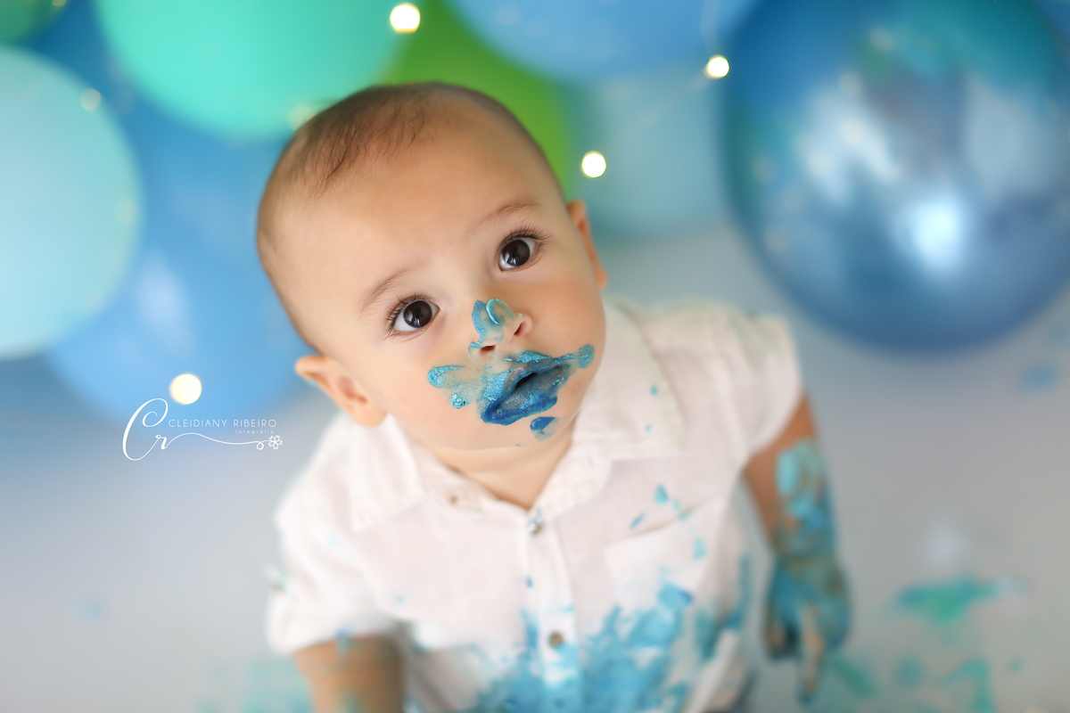 smash-bolo-ensaiodobolo-bexigas-smash the cake- 1 ano - cleidiany ribeiro-melhor smash-fotógrafa granja viana-ensaios-bebê-breno-12meses-foto-amassando o bolo-familia-menino-verde e azul-ensaiodiferente-ensaio com banho-granja viana- festa infantil
