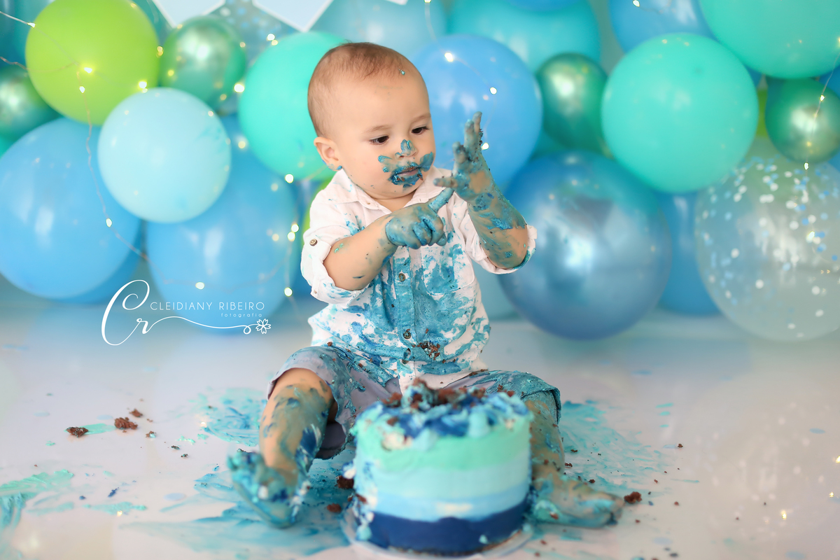 smash-bolo-ensaiodobolo-bexigas-smash the cake- 1 ano - cleidiany ribeiro-melhor smash-fotógrafa granja viana-ensaios-bebê-breno-12meses-foto-amassando o bolo-familia-menino-verde e azul-ensaiodiferente-ensaio com banho-granja viana- festa infantil
