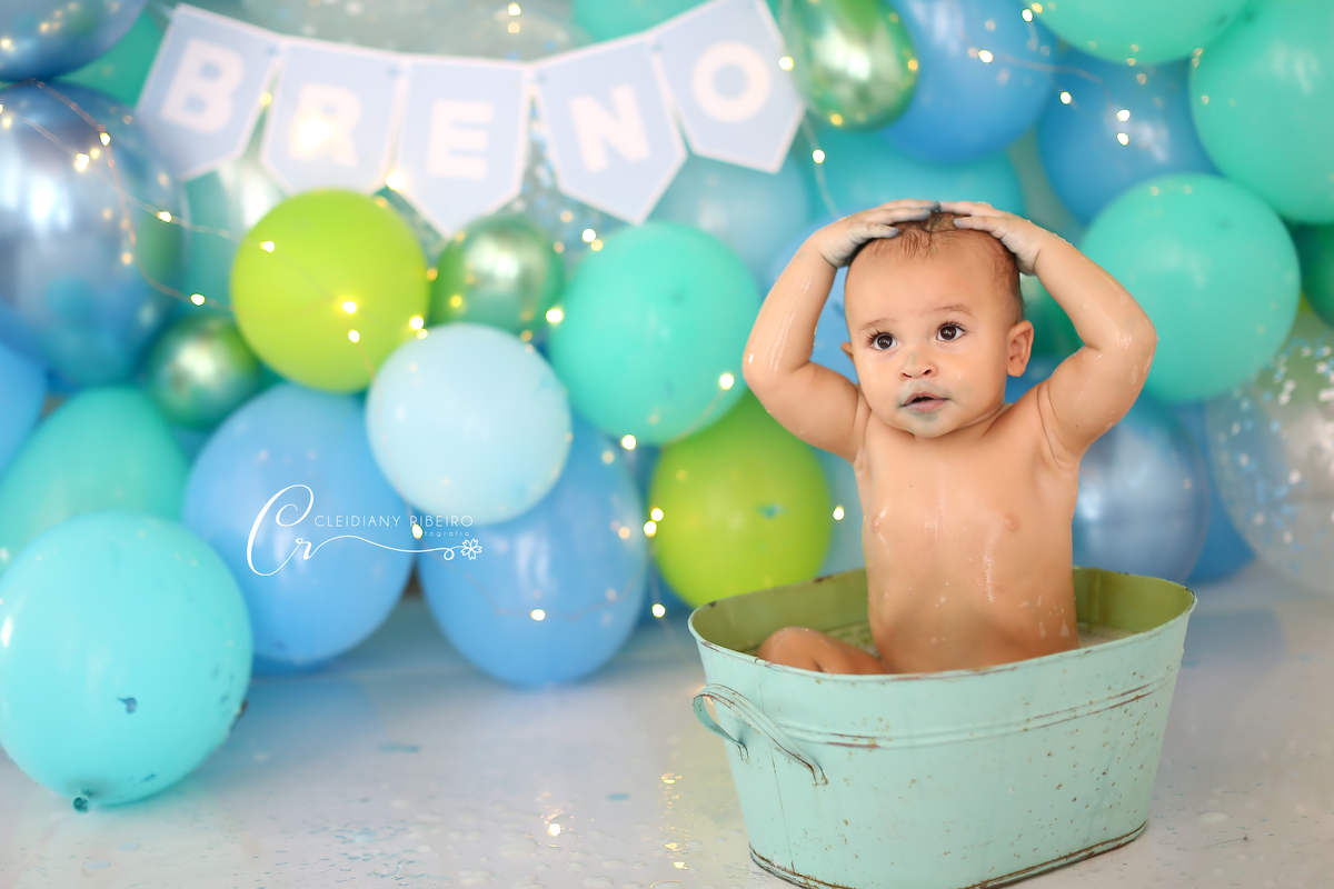 smash-bolo-ensaiodobolo-bexigas-smash the cake- 1 ano - cleidiany ribeiro-melhor smash-fotógrafa granja viana-ensaios-bebê-breno-12meses-foto-amassando o bolo-familia-menino-verde e azul-ensaiodiferente-ensaio com banho-granja viana- festa infantil
