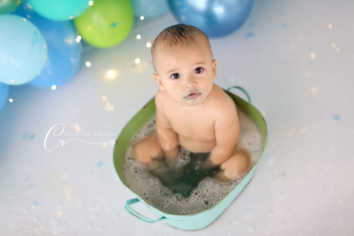 smash-bolo-ensaiodobolo-bexigas-smash the cake- 1 ano - cleidiany ribeiro-melhor smash-fotógrafa granja viana-ensaios-bebê-breno-12meses-foto-amassando o bolo-familia-menino-verde e azul-ensaiodiferente-ensaio com banho-granja viana- festa infantil