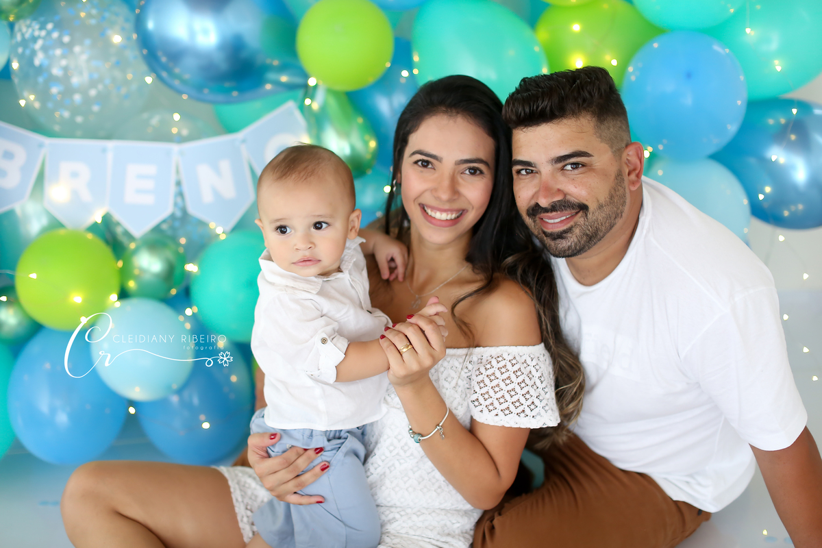 smash-bolo-ensaiodobolo-bexigas-smash the cake- 1 ano - cleidiany ribeiro-melhor smash-fotógrafa granja viana-ensaios-bebê-breno-12meses-foto-amassando o bolo-familia-menino-verde e azul-ensaiodiferente-ensaio com banho-granja viana- festa infantil