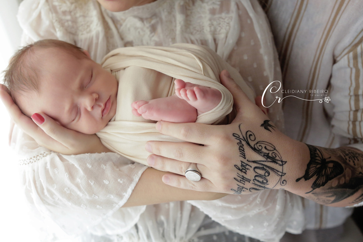 newborn-recen nascido-baby-cinza-fotógrafa-cleidiany ribeiro-melhor fotografa newborn-bebê-ensaio fotográfico-família-gestante-grávida-granja viana-anjo-bebê-foto-fotos de bebês-fotos de recen nascido-fotografia-amor-love-cleidiany ribeiro-são paulo
