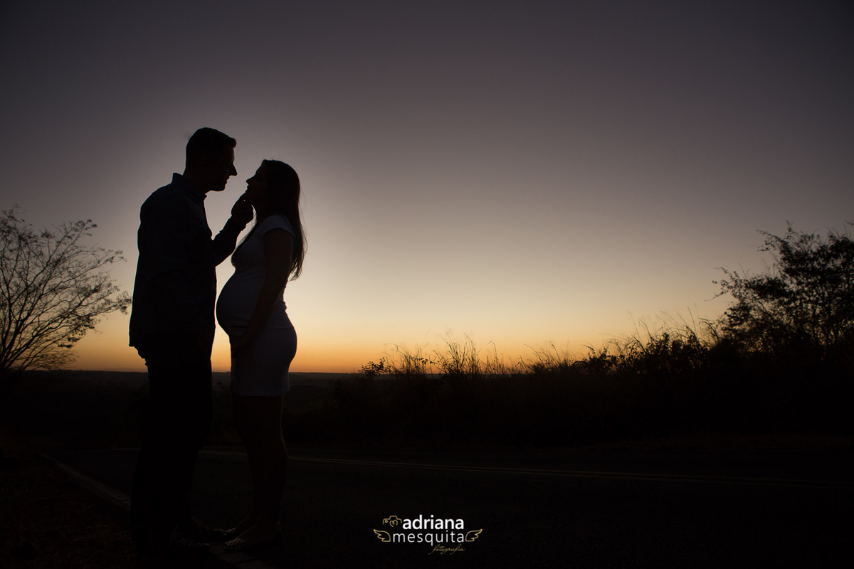 Ensaio lindo da Livia e Maiko na Fazenda Queda D Agua em Araguari, registro no por do sol pela fotografa Adriana Mesquita 