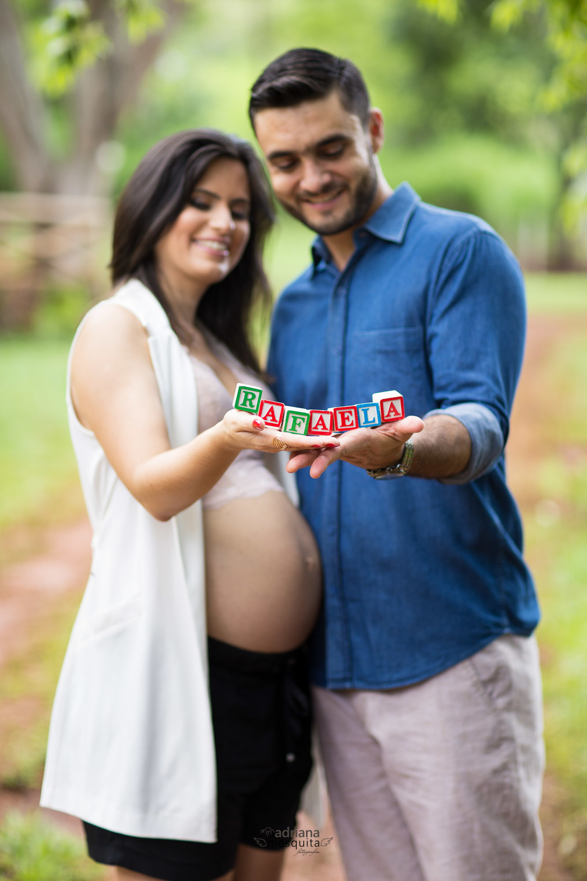 Ensaio Externo de Gestante com Cães, da Patricia e Rodrigo na Fazenda Queda D'Agua em Araguari, registro pela fotografa Adriana Mesquita