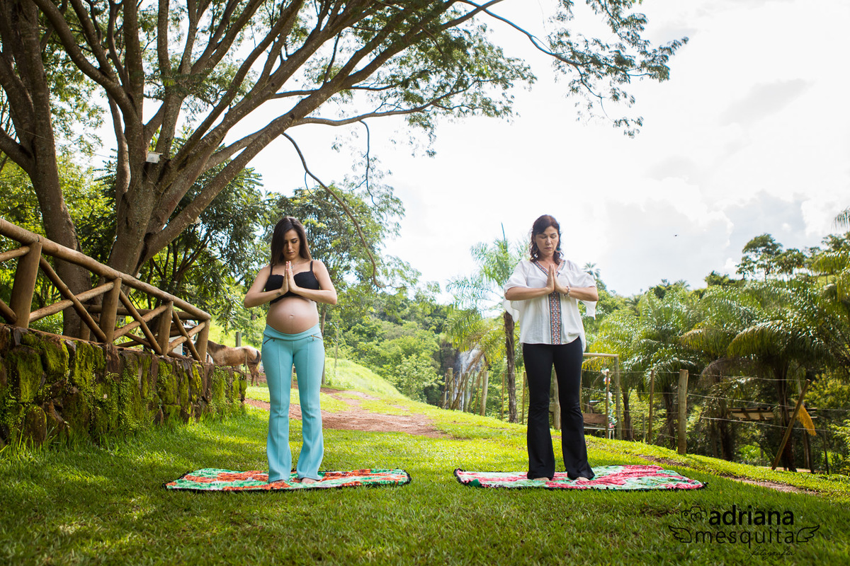 Ensaio de Gestante Externo , realizando exercícios de Yoga, na grande espera do Benício, registro pela fotografa Adriana Mesquita