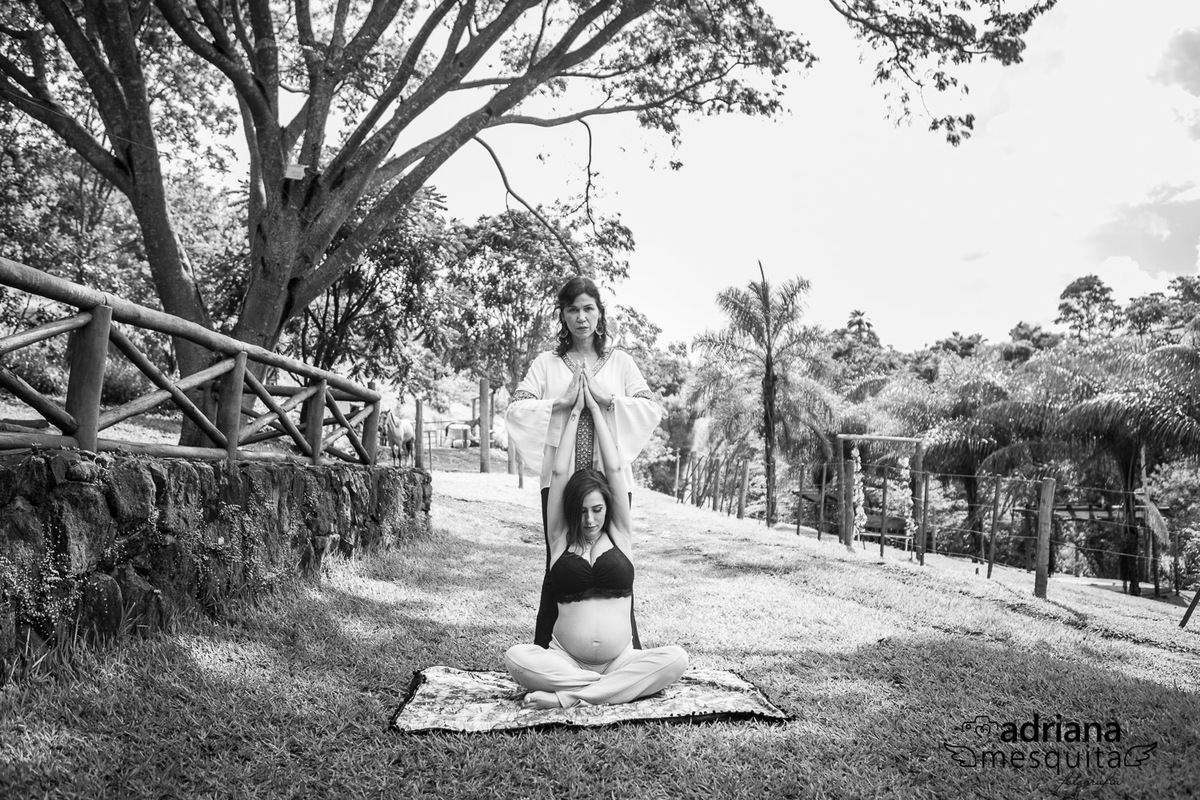 Ensaio de Gestante Externo com o casal Bruna e Bruno, na grande espera do Ensaio de Gestante Externo , realizando exercícios de Yoga, na grande espera do Benício, registro pela fotografa Adriana Mesquita