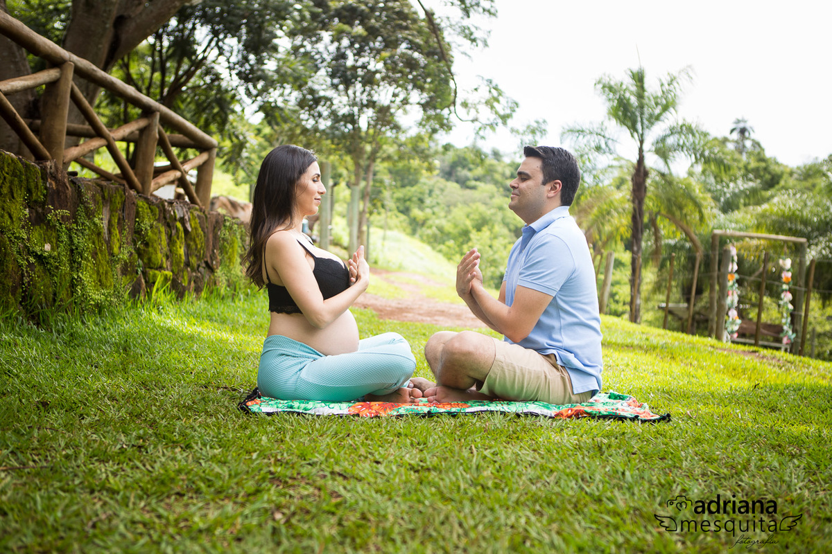Ensaio de Gestante Externo com o casal Bruna e Bruno, na grande espera do Ensaio de Gestante Externo , realizando exercícios de Yoga, na grande espera do Benício, registro pela fotografa Adriana Mesquita
