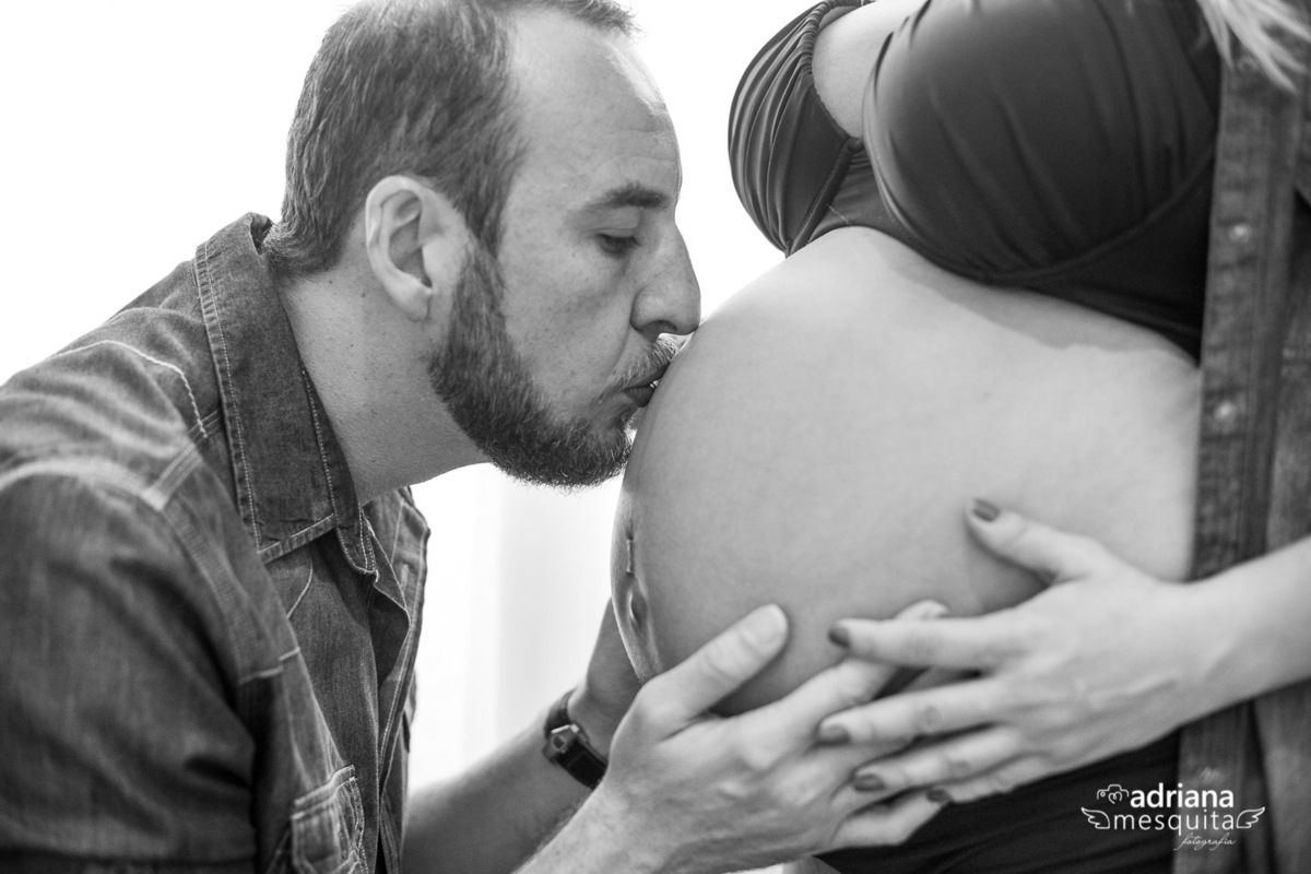 Romantico ensaio gestante no estudio, casal Ellen e Gustavo na espera da Antonella, registro da fotografa Adriana Mesquita