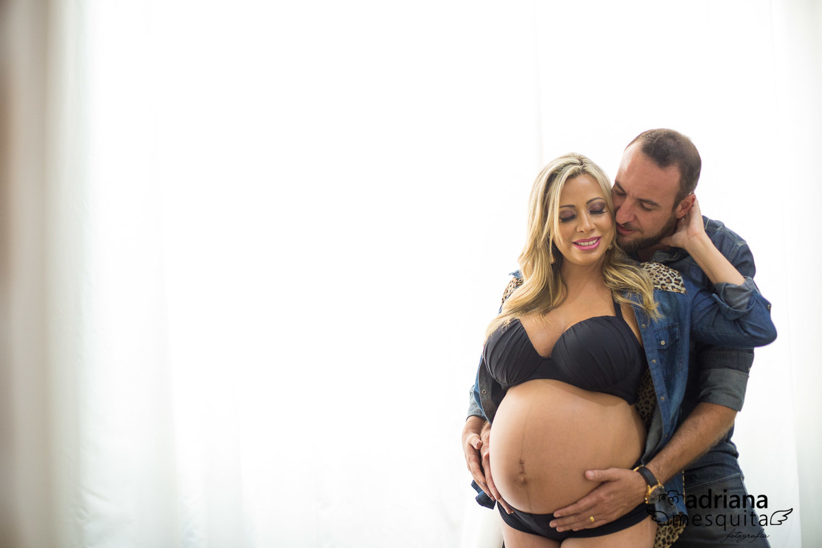Romantico ensaio gestante no estudio, casal Ellen e Gustavo na espera da Antonella, registro da fotografa Adriana Mesquita