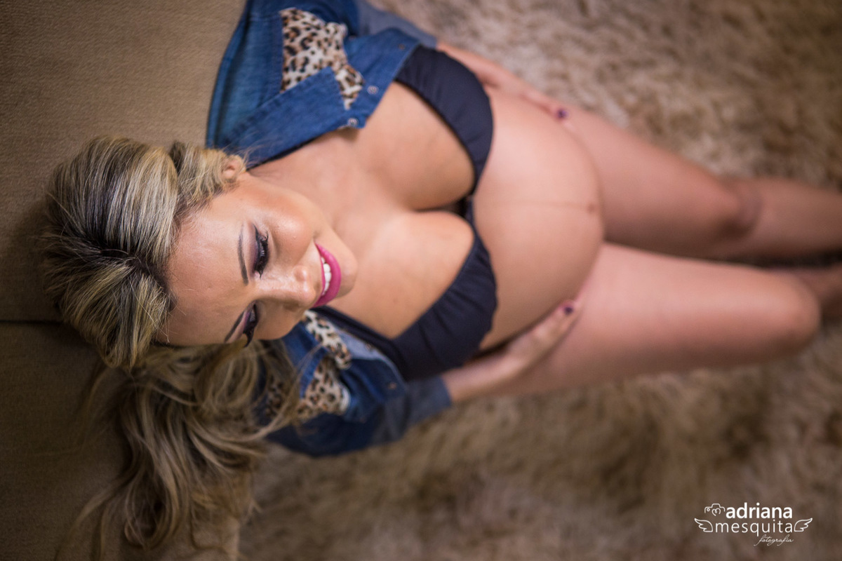 Romantico ensaio gestante no estudio, casal Ellen e Gustavo na espera da Antonella, registro da fotografa Adriana Mesquita