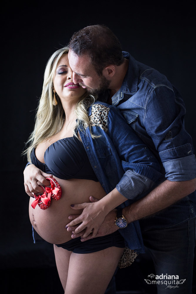 Romantico ensaio gestante no estudio, casal Ellen e Gustavo na espera da Antonella, registro da fotografa Adriana Mesquita