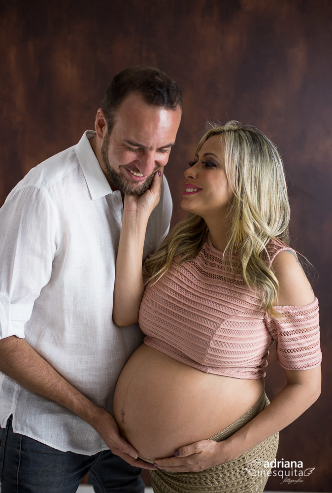 Romantico ensaio gestante no estudio, casal Ellen e Gustavo na espera da Antonella, registro da fotografa Adriana Mesquita
