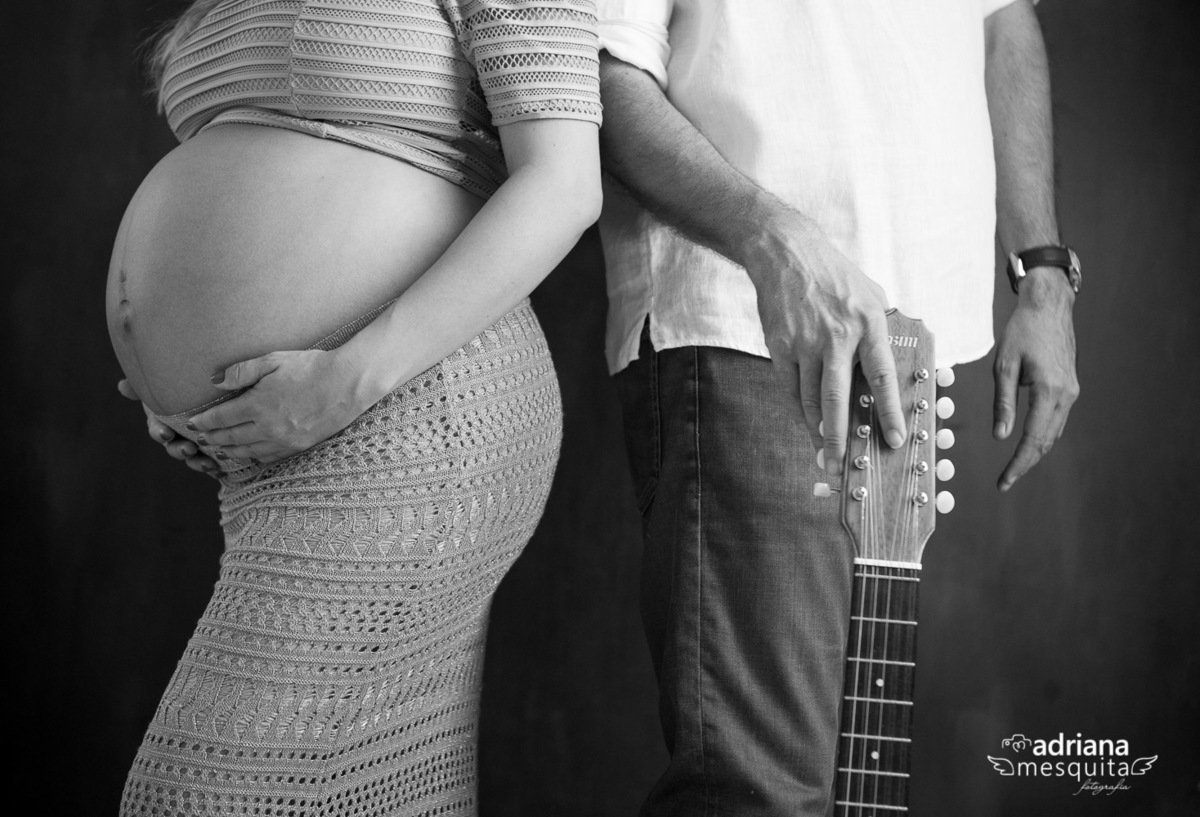 Romantico ensaio gestante no estudio, casal Ellen e Gustavo na espera da Antonella, registro da fotografa Adriana Mesquita