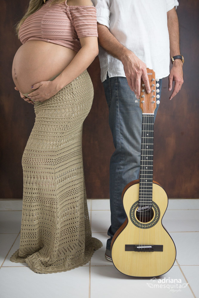 Romantico ensaio gestante no estudio, casal Ellen e Gustavo na espera da Antonella, registro da fotografa Adriana Mesquita