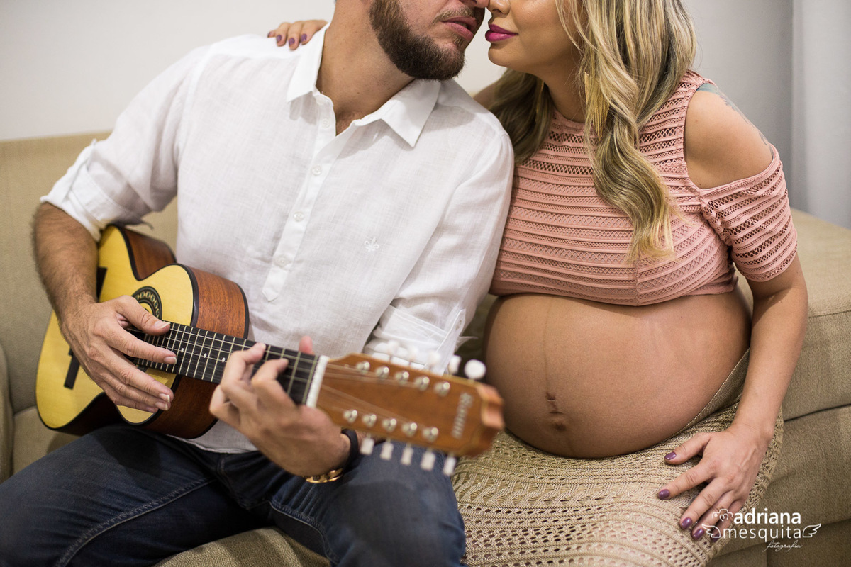 Romantico ensaio gestante no estudio, casal Ellen e Gustavo na espera da Antonella, registro da fotografa Adriana Mesquita