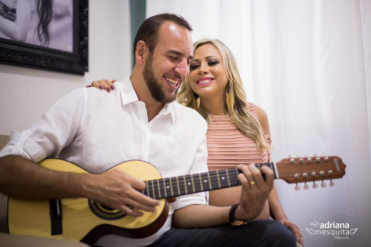 Romantico ensaio gestante no estudio, casal Ellen e Gustavo na espera da Antonella, registro da fotografa Adriana Mesquita
