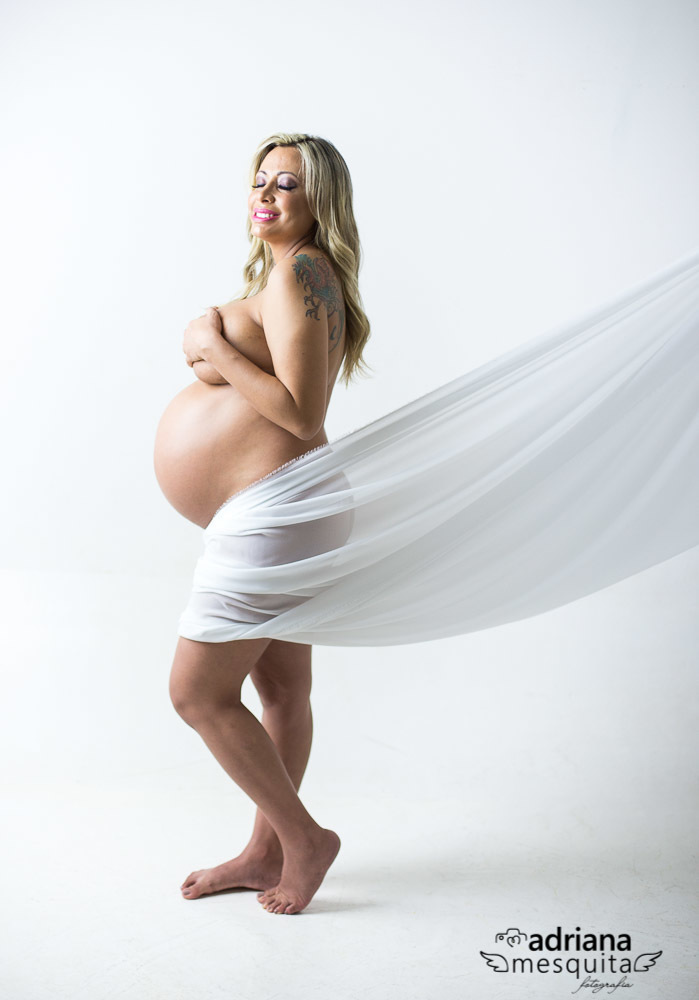 Romantico ensaio gestante no estudio, casal Ellen e Gustavo na espera da Antonella, registro da fotografa Adriana Mesquita