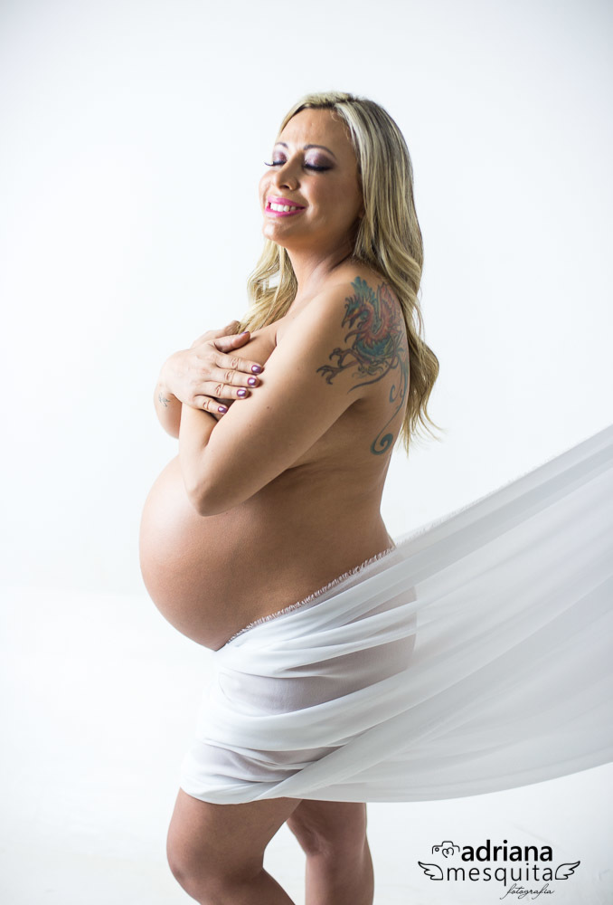 Romantico ensaio gestante no estudio, casal Ellen e Gustavo na espera da Antonella, registro da fotografa Adriana Mesquita