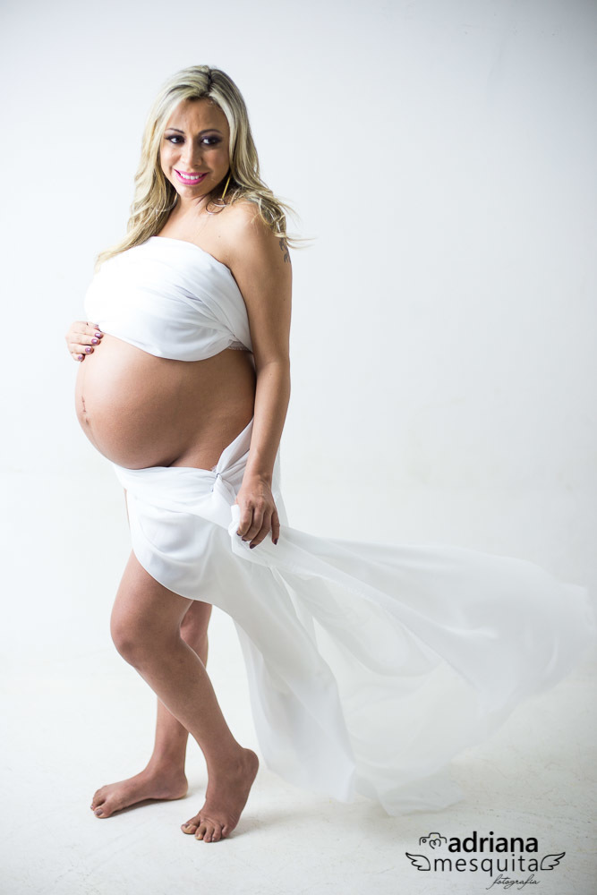 Romantico ensaio gestante no estudio, casal Ellen e Gustavo na espera da Antonella, registro da fotografa Adriana Mesquita