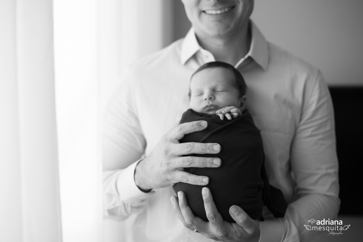 No colo do pai Fabricio, Ensaio New born da Fotografa Adriana Mesquita em Uberlândia