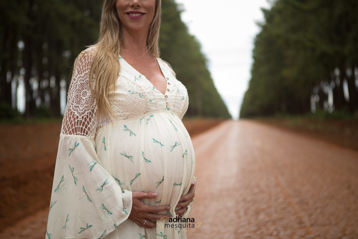 Linda Gestante Flávia na estrada de terra da Floresta Bosque do Lobo, Adriana Mesquita