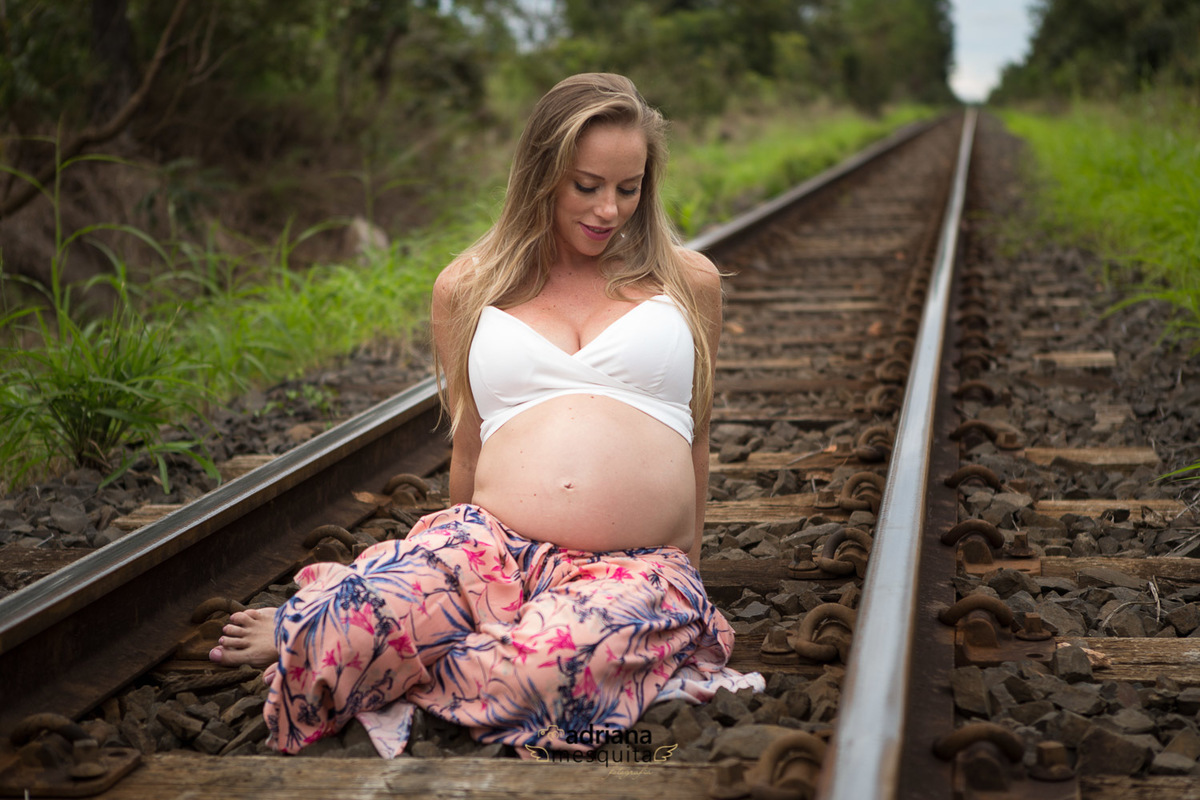 Ensaio de gestante na ferrovia na fazenda do Bosque do Lobo
