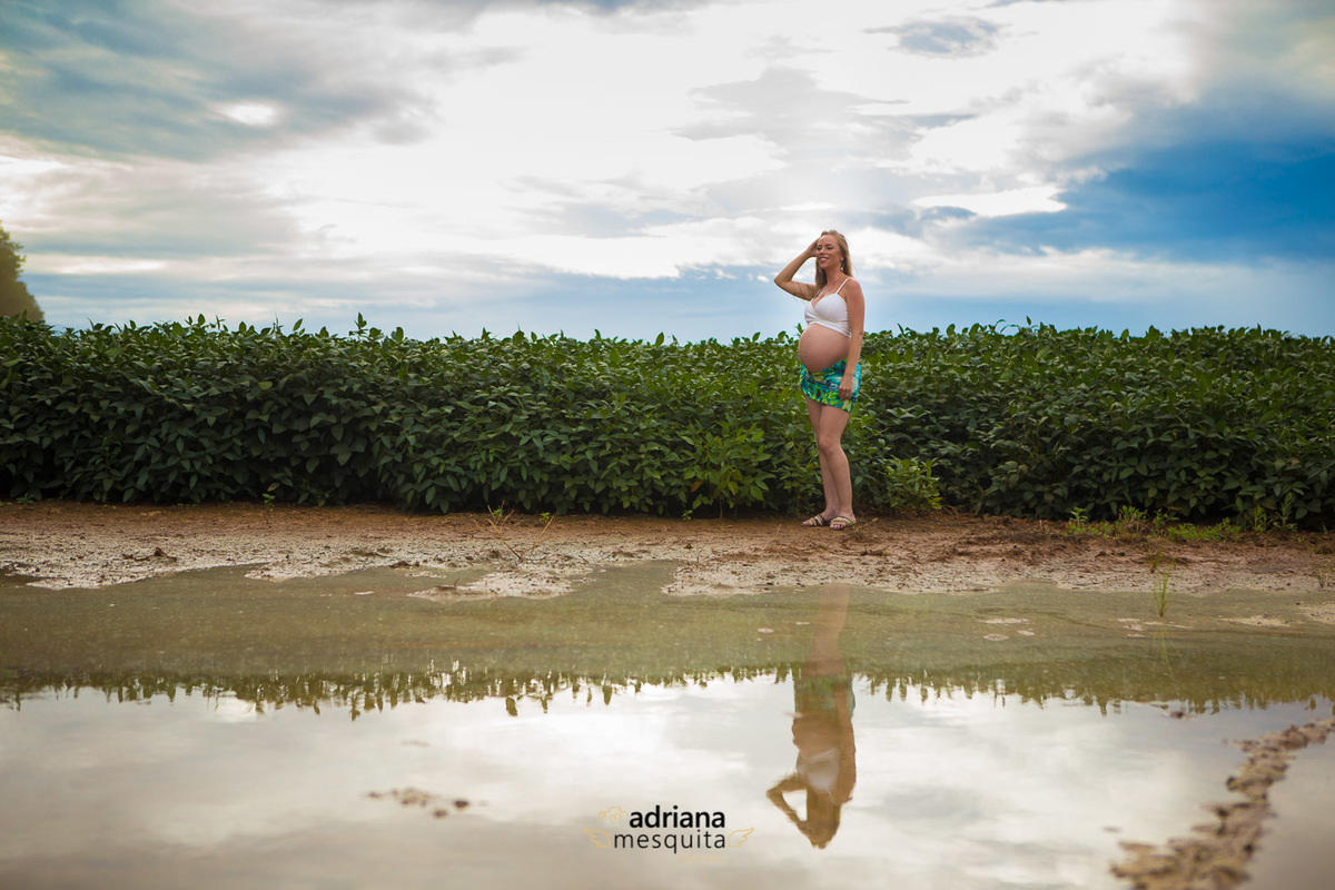 reflexo na água no ensaio da gestante Flávia