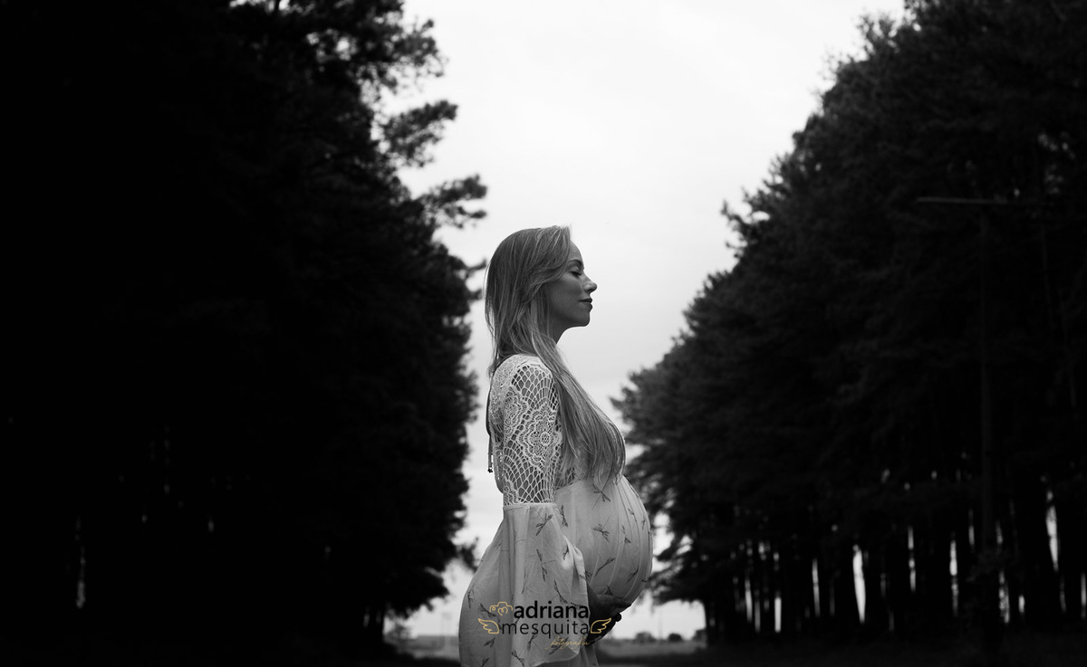 registro em preto e branco no ensaio da Gestante, pela fotografa Adriana Mesquita