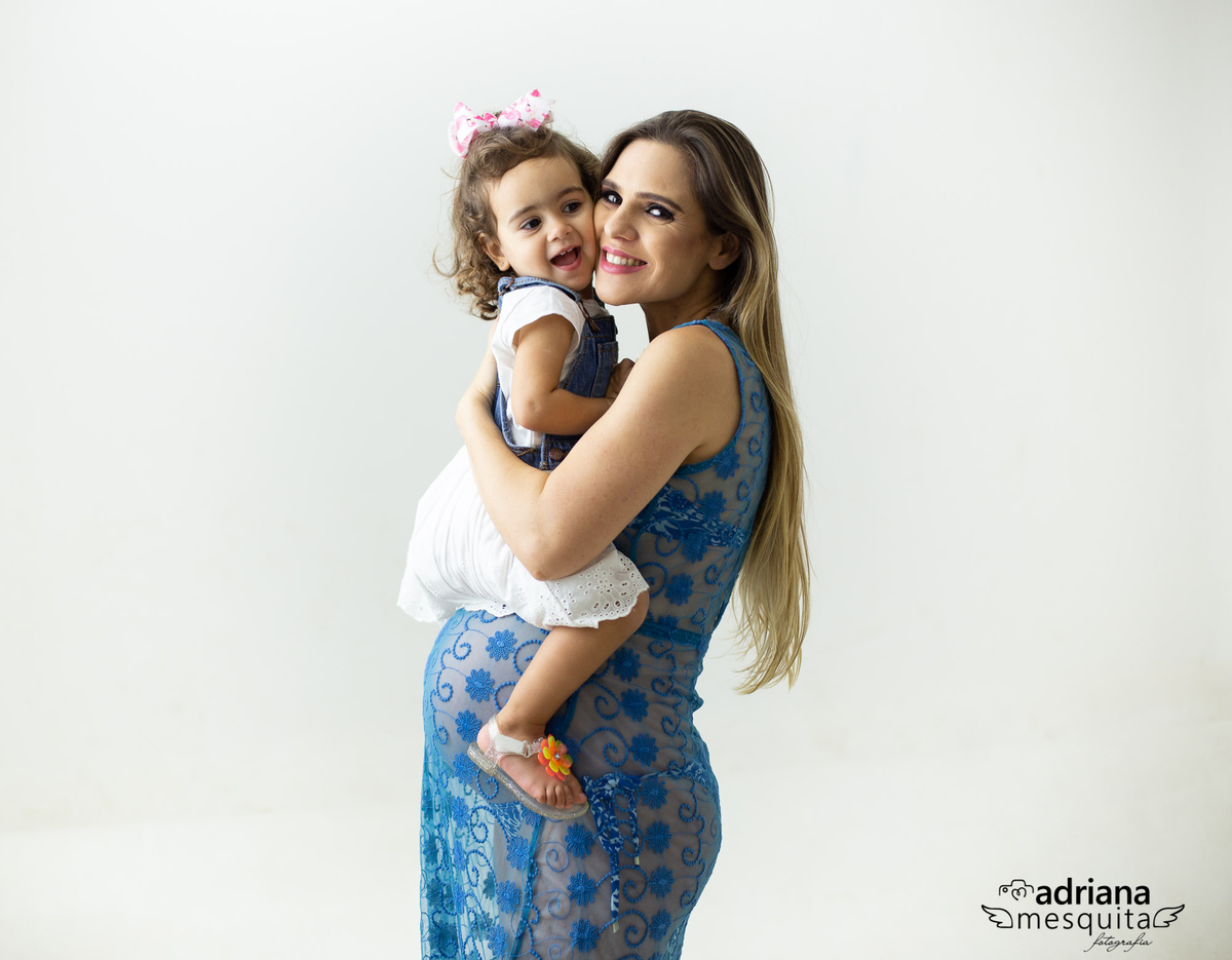 Ensaio de Gestante com filha no colo pela fotografa Adriana Mesquita