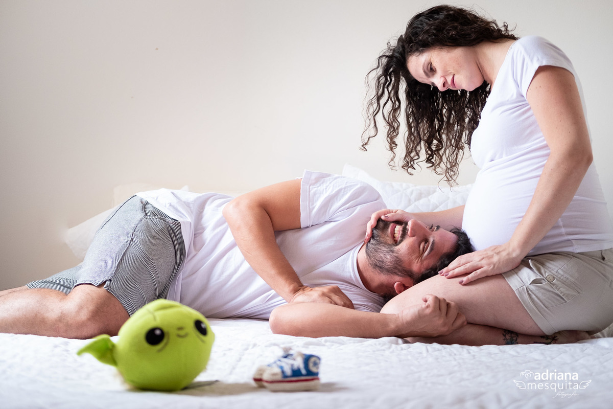 ensaio de gestante em casa com Cecilia e Marcelo, registro da fotografa Adriana Mesquita