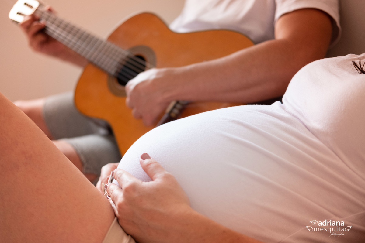 ensaio de gestante em casa com Cecilia e Marcelo, registro da fotografa Adriana Mesquita