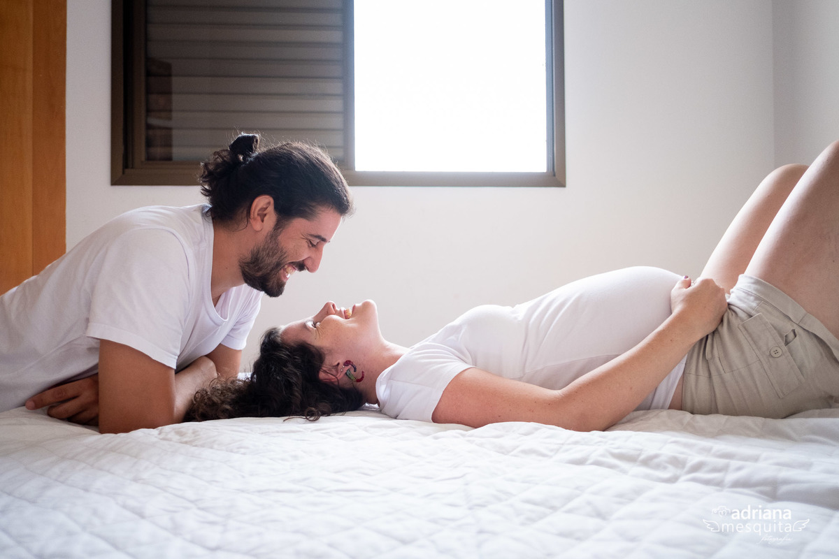 ensaio de gestante em casa com Cecilia e Marcelo, registro da fotografa Adriana Mesquita