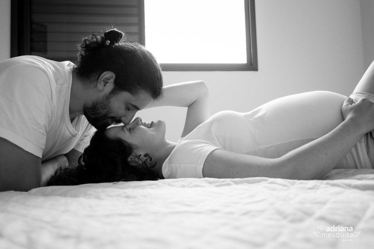 ensaio de gestante em casa com Cecilia e Marcelo, registro da fotografa Adriana Mesquita