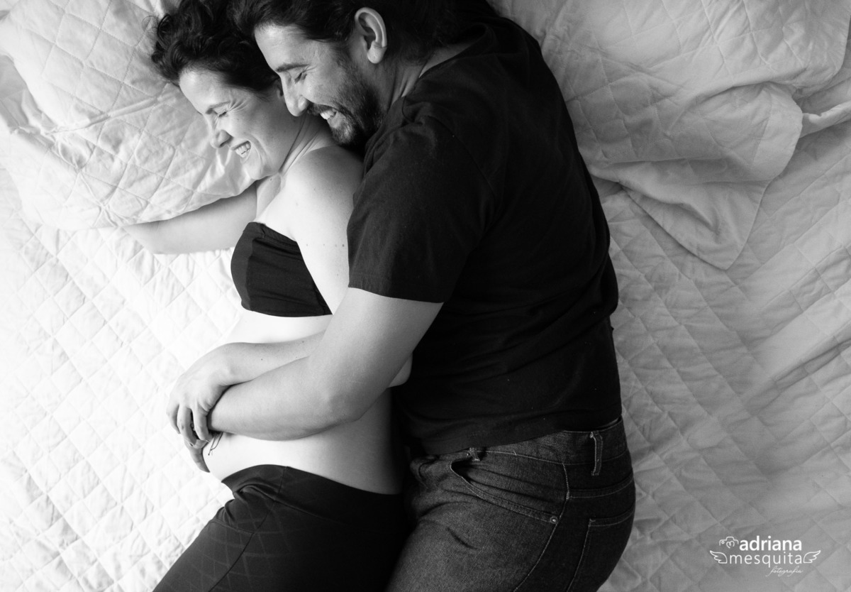 ensaio de gestante em casa com Cecilia e Marcelo, registro da fotografa Adriana Mesquita