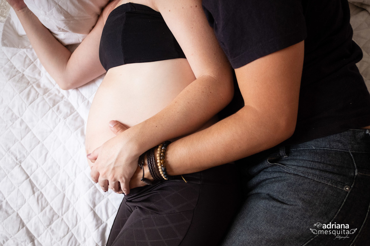 ensaio de gestante em casa com Cecilia e Marcelo, registro da fotografa Adriana Mesquita