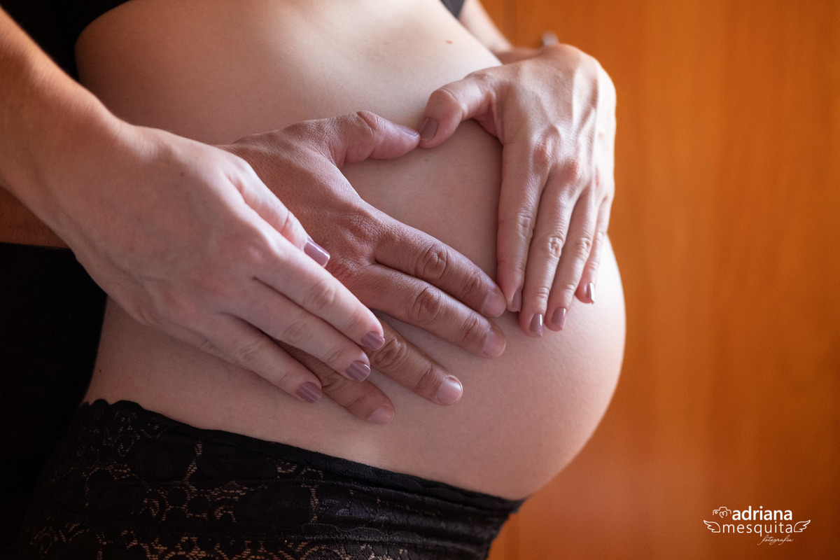 ensaio de gestante em casa com Cecilia e Marcelo, registro da fotografa Adriana Mesquita