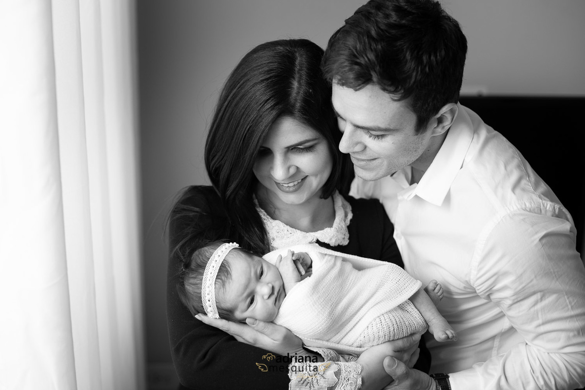 Foto em preto e branco da nova Familia, newborn Alice