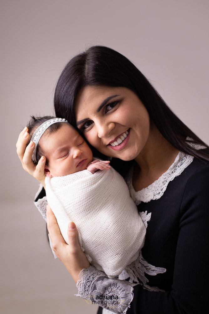 mamãe e Alice no ensaio newborn