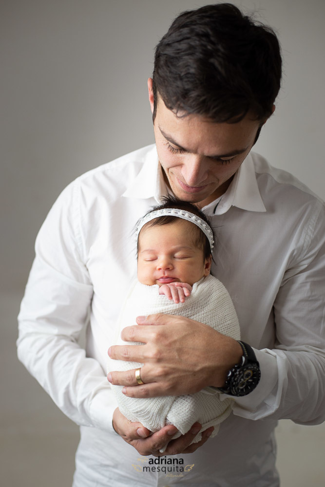 Alice com o pai no seu ensaio newborn