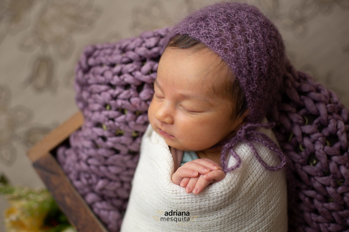 props roxo no newborn da Alice