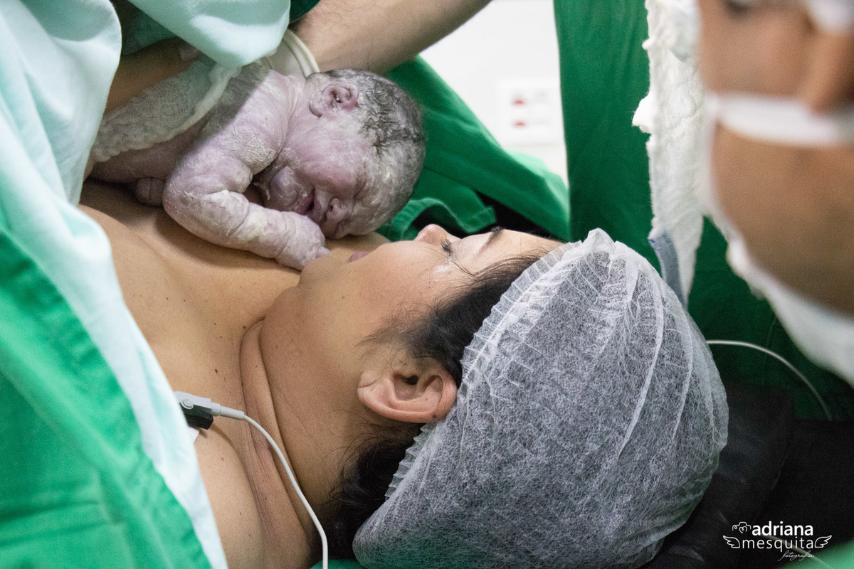 Fotografa Adriana Mesquita registrando o parto do Luis Gustavo